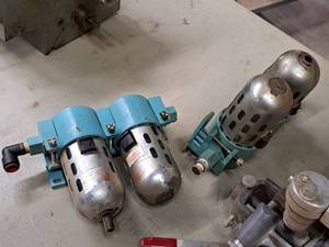 lot 358 image: Lot of (2) Machine Oilers