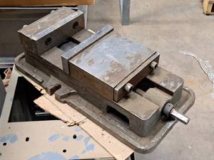 lot 385 image: 8-grip Milling Vise