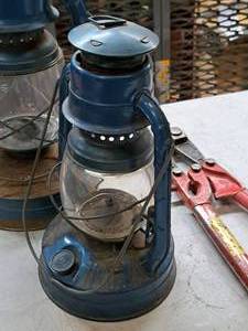 lot 433 image: Dietz Little Wizard 12 Lantern