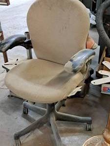 lot 411 image: Rolling Office Arm Chair