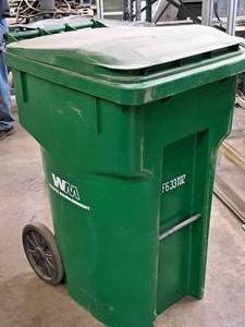 lot 455 image: Rolling Recycle Can