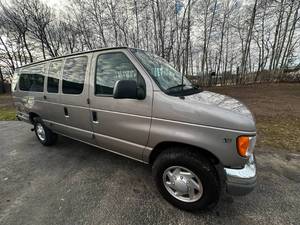 lot 1 image: 2001 Ford Econoline E350 Super Duty Extended Cab Passenger Van