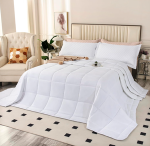 lot 404 image: SOULOOOE Oversized King Plus Comforter