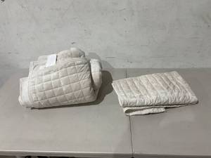 lot 365 image: White Comforter 92x108