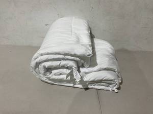 lot 386 image: Full Size White Comforter 82x86