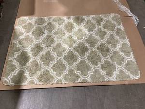 lot 157 image: Tan and White Rug, Measures 48.5 x 73
