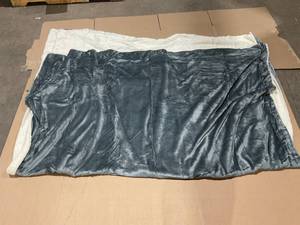 lot 187 image: Grey King Size Comforter 84x112