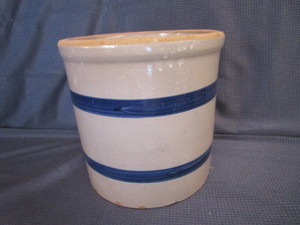 lot 26 image: Crock - Blue Band