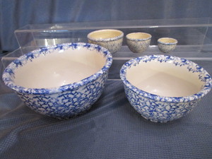 lot 43 image: Spatter Bowls wWms Sonoma