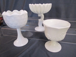 lot 45 image: Vintage Milk Glass
