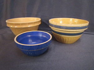 lot 71 image: Crockery Bowls with Vintage Blue