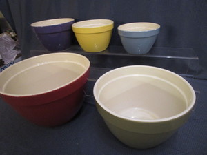 lot 90 image: Crate & Barrel Nesting Bowls