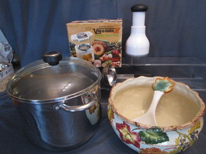 lot 98 image: Stock Pot, Veg-O-Matic Soup Tureen