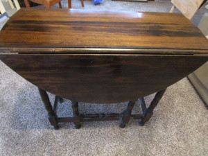 lot 16 image: Vintage Dropleaf Gateleg Table