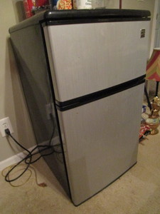 lot 106 image: Kenmore Mini Refrigerator