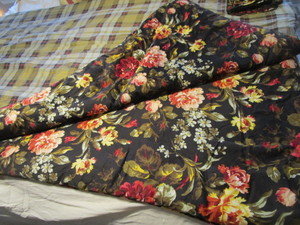 lot 174 image: Comforter & Shams