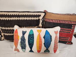 lot 23 image: Variety of Decorative Pillows