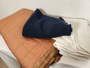 lot 25 image: Three Vintage Blankets