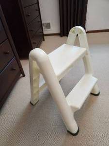 lot 94 image: Rubbermaid Folding Stepstool