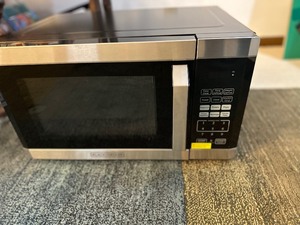lot 114 image: Brand New Black  Decker 0.9 Cu Ft 900w Microwave Oven Black