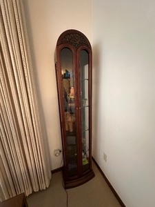 lot 118 image: Vintage Curio Cabinet