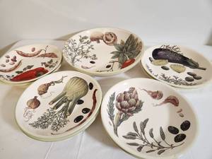 lot 213 image: William Sonoma Spaghetti Plates