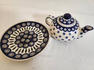 lot 252 image: Polish Hand Painted Pottery Dish and Teapot with Lid