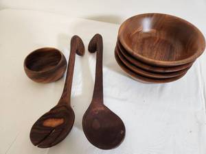 lot 255 image: Set of Wooden Salad Bowls and Salad Tools