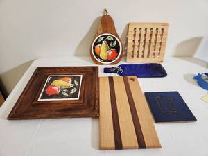 lot 257 image: Variety of Wood Cutting Boards and Trivets