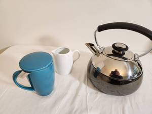 lot 259 image: Teapot and Self Steeping Tea Cup