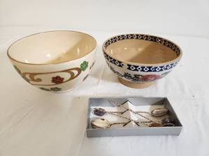 lot 282 image: Two Hand Painted Candy DishBowls and 4 Small Charcuterie Spoons