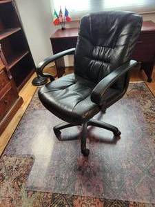 lot 298 image: Rolling Adjustable Leatherette Office Chair