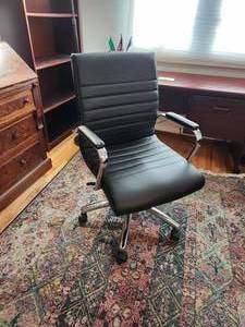 lot 298A image: Office Chair with Rolling Wheels