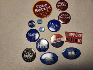 lot 313 image: Variety of Vintage Campaign Buttons