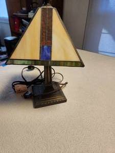 lot 321 image: Mission Style Stained Glass Desk Lamp