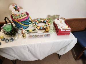 lot 333 image: Easter Decorations