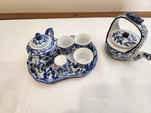 lot 336 image: Two Blue and White Tea Pots and One Tea Set