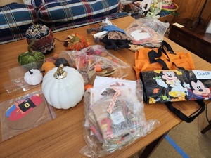 lot 368 image: Lot of Fall Decorations