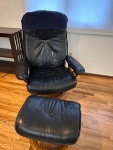 lot 169 image: Mid-Century Modern Ekornes Stressless Black Leather Recliner with Matching Ottoman