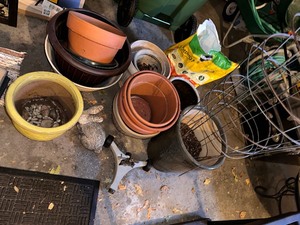 lot 457 image: Variety of Pots and Planting Supplies