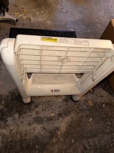 lot 477 image: Rubbermaid Folding Step Stool