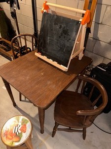 lot 428 image: Childrens Table, chairs and ArtChalkboard Easel