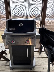 lot 184 image: Weber Spirit E-210 Gas Grill, Black Like New