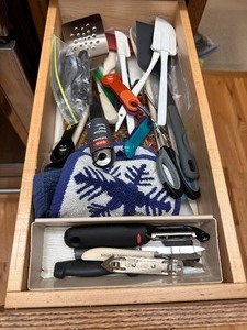 lot 193 image: Miscellaneous Drawer of Kitchen Tools