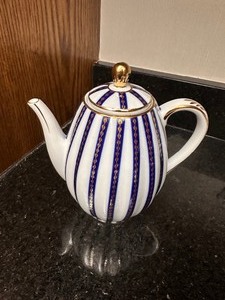 lot 198 image: Royal Danube #1886 Gold and Blue Teapot RDV2 4 Cup in Excellent Condition