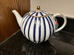 lot 200 image: Royal Danube #1886 Gold and Blue Teapot RDV2 8-Cup in Excellent Condition