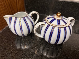 lot 200A image: Royal Danube #1886 Gold and Blue Creamer and Sugar Bowl with Lid in Excellent Condition