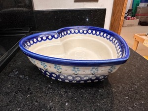 lot 5 image: Polish Pottery Boleslawiec Heart Shape Casserole Dish
