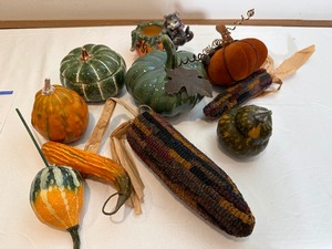 lot 395 image: Variety of Autumn Harvet Corn and Pumpkin Decorations