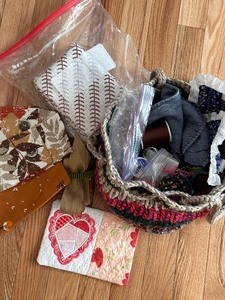 lot 302 image: Knit Sewing Bag Filled with Sewing Accessories